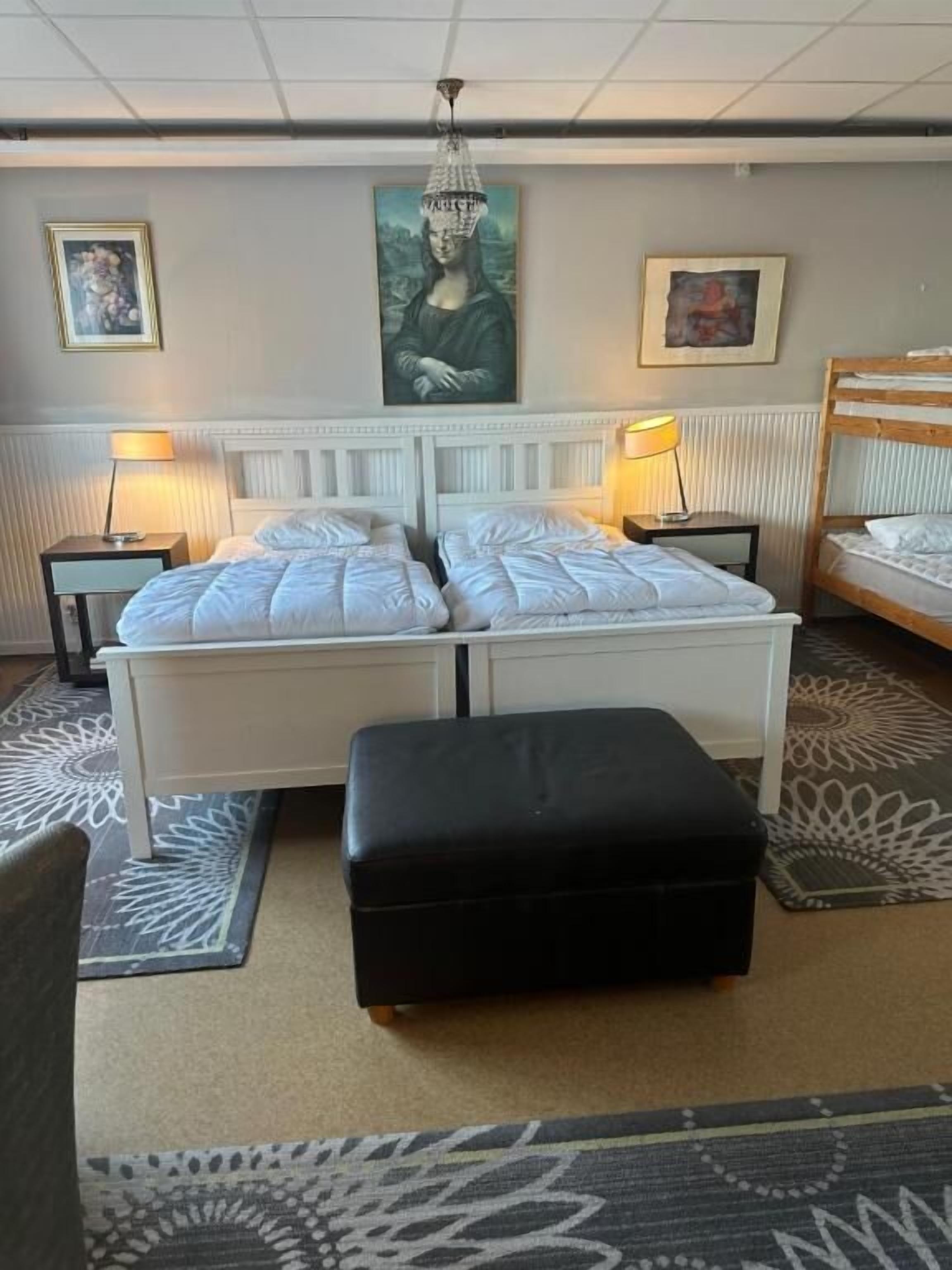 Chambre Quadruple, vue cour intérieure | Wi-Fi gratuit, accès pour personnes à mobilité réduite