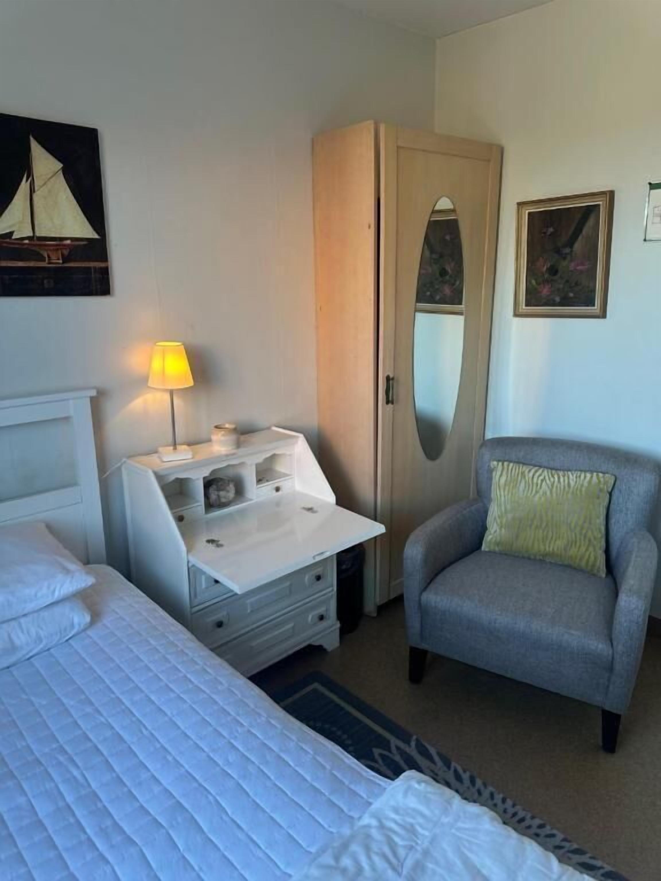 Chambre Simple, vue cour intérieure | Wi-Fi gratuit, accès pour personnes à mobilité réduite