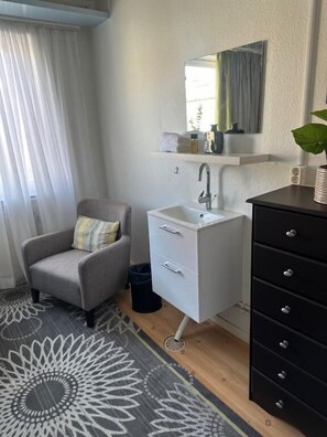 Chambre Simple, vue cour intérieure | Intérieur