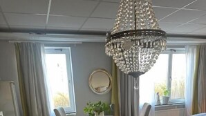 Habitación cuádruple, vista al patio | Área de sala de estar