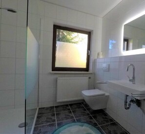 Shower, hair dryer, towels - Vrbo Property (Arrach)