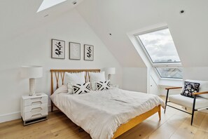 4 bedrooms, iron/ironing board, free WiFi, bed sheets