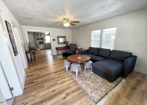 3-bedroom spacious house in Plainview close to town’s University and hospital.
