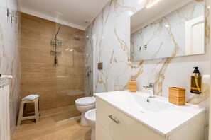 Douche, sèche-cheveux, serviettes fournies