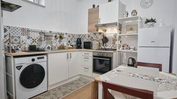 Fridge, microwave, oven, stovetop