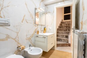 Dusche, Haartrockner, Handtücher