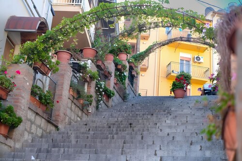 'Il Cortile Holiday House – Modern Suite' Apartment with Balcony, Wi-Fi & Air Conditioning