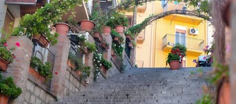 'Il Cortile Holiday House – Modern Suite' Apartment with Balcony, Wi-Fi & Air Conditioning