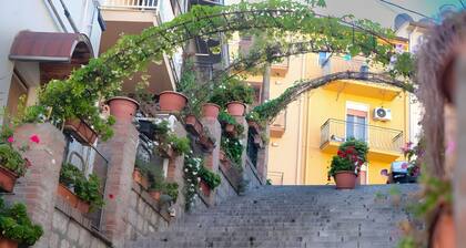 'Il Cortile Holiday House – Modern Suite' Apartment with Balcony, Wi-Fi & Air Conditioning