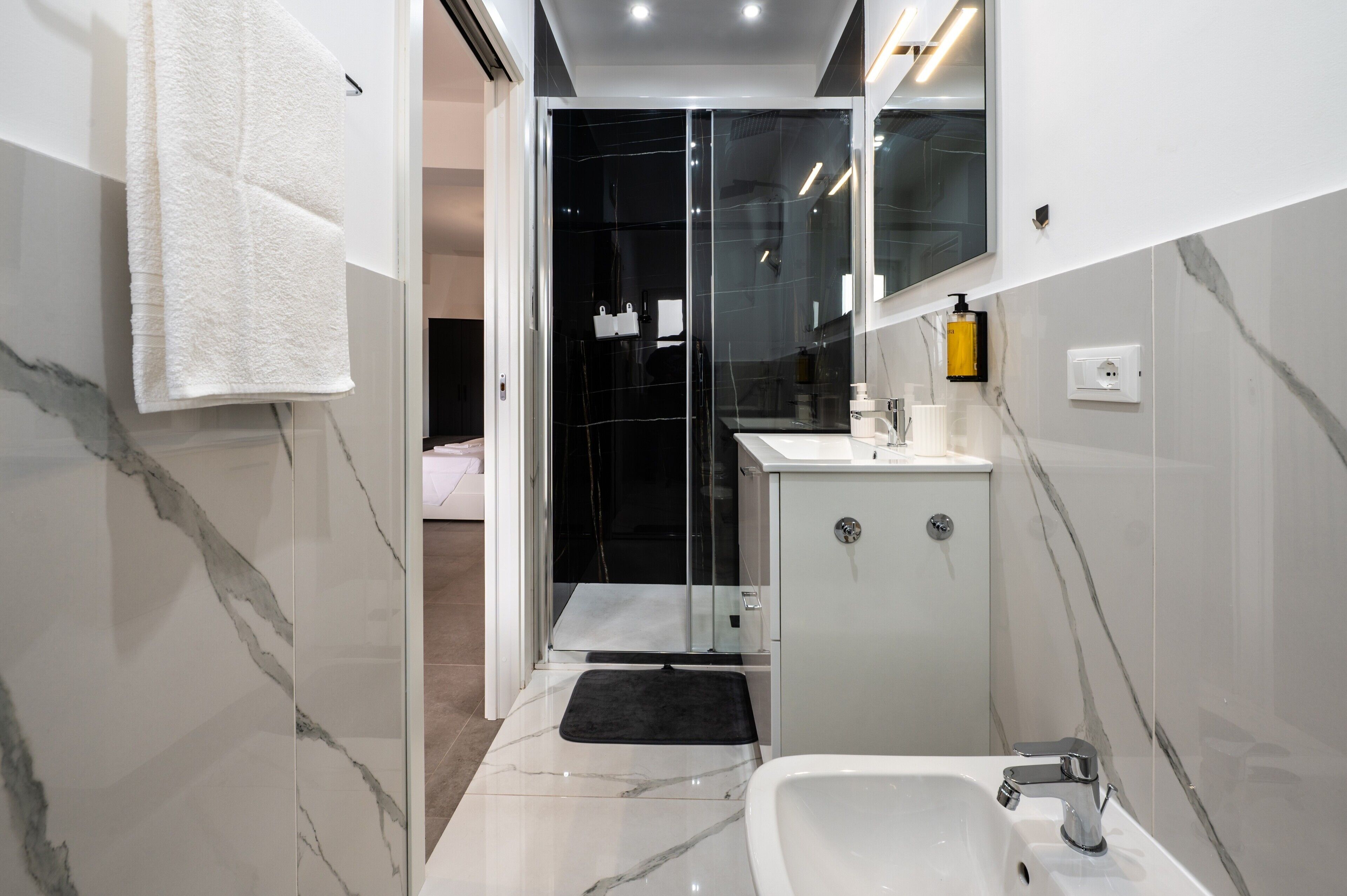 Douche, séchoir à cheveux, serviettes fournies