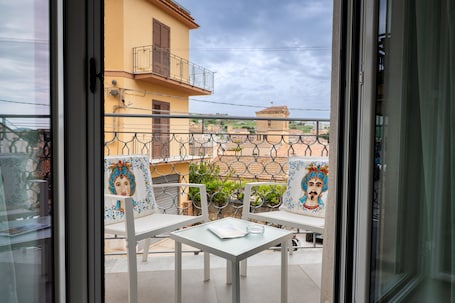 Interior. 'Il Cortile Holiday House – Modern Suite' Apartment with Balcony, Wi-Fi & Air Conditioning