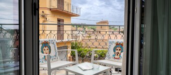 Apartamento 'Il Cortile Holiday House - Dimora Moderna' con balcón, Wi-Fi y aire acondicionado