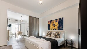 Quarto com cama, mesa de cabeceira e um quadro na parede.