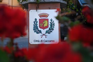 Exterior detail - 'Il Cortile Holiday House – Modern Suite' Apartment with Balcony, Wi-Fi & Air Conditioning (Caccamo)