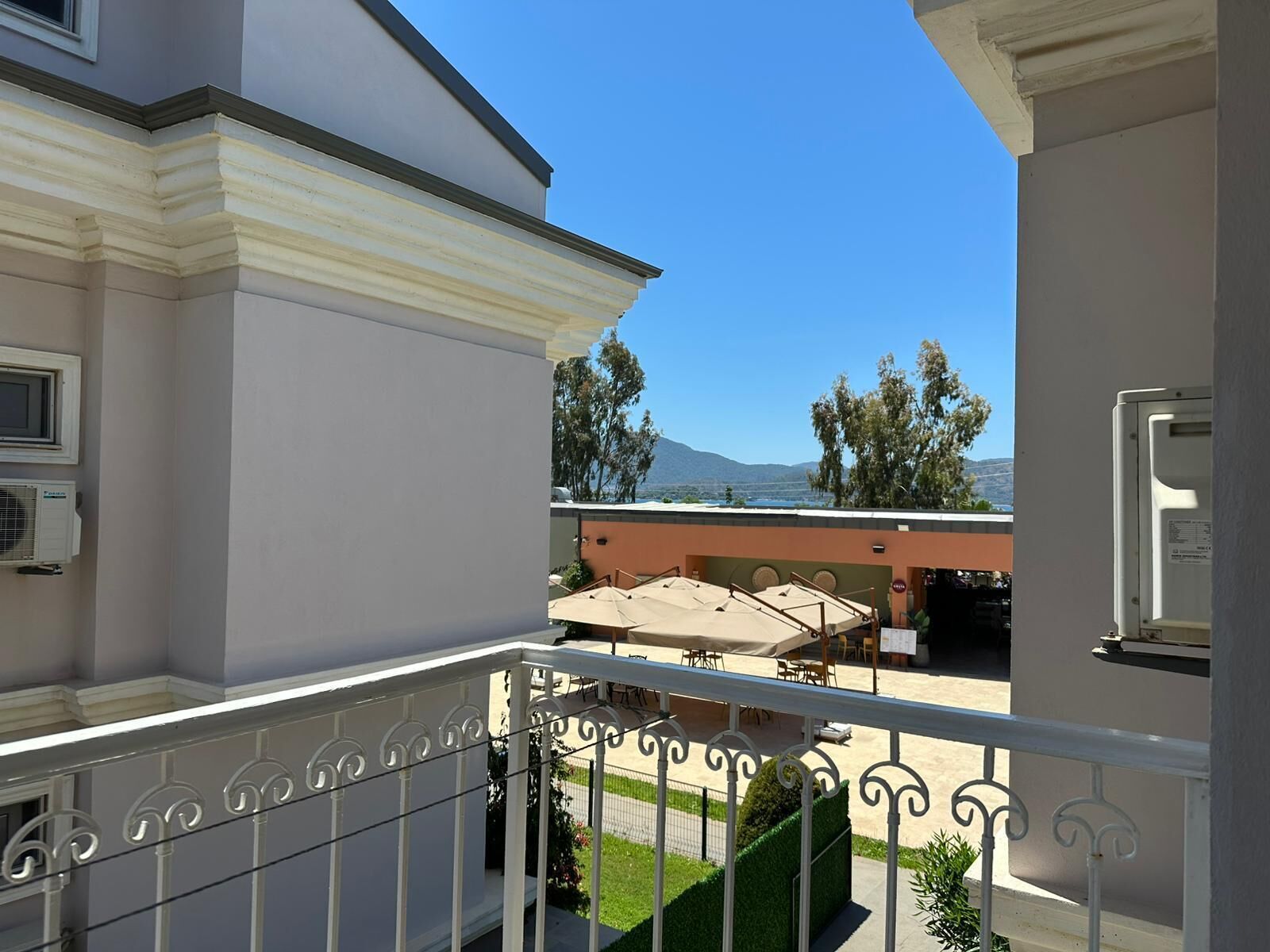 Ein Balkon mit Blick auf einen Berg und ein Gewässer.