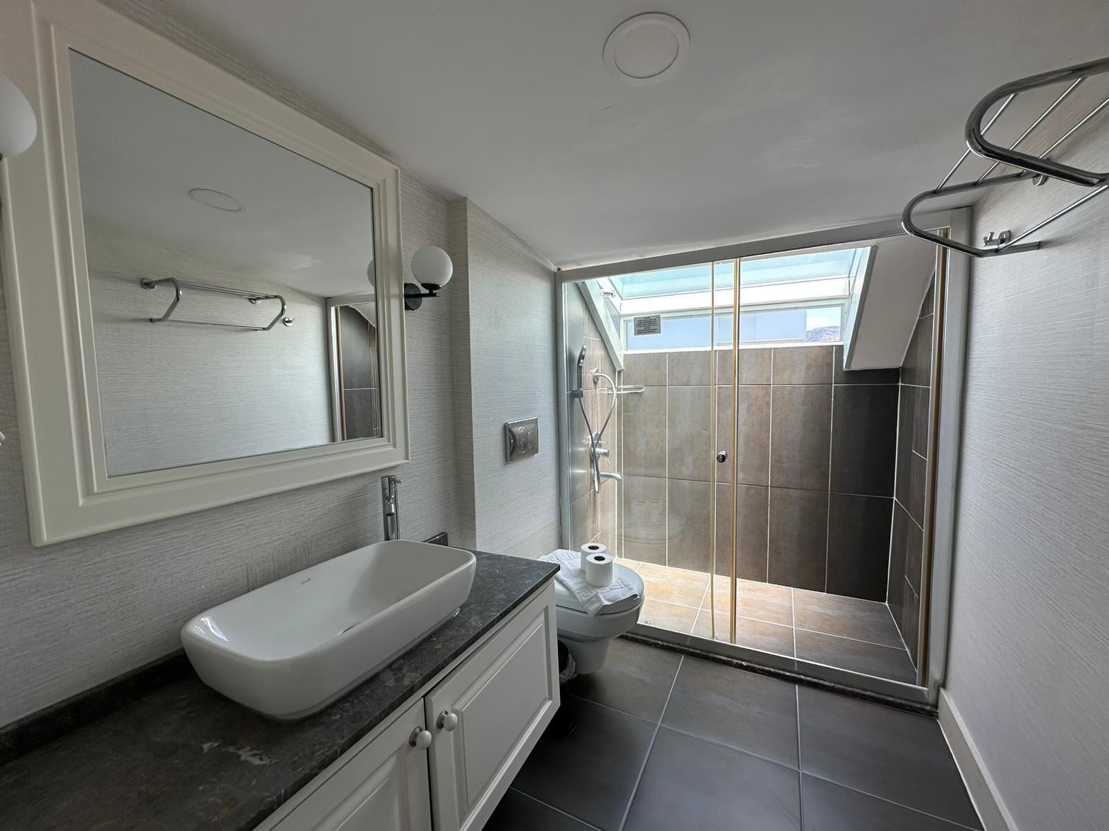 3rd Floor Roof 2 Bedroom Suite | Baño | Ducha, secador de pelo, toallas y jabón