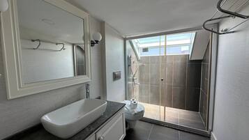 3rd Floor Roof 2 Bedroom Suite | Baño | Ducha, secador de pelo, toallas y jabón