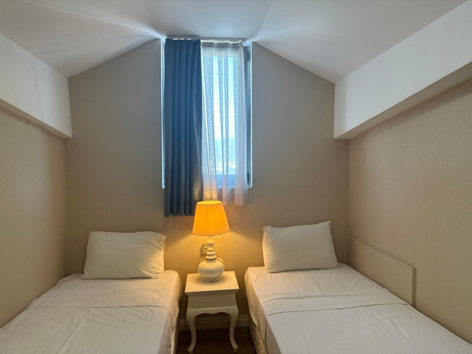 3rd Floor Roof 2 Bedroom Suite | Een kluis op de kamer, een bureau, gratis wifi, beddengoed