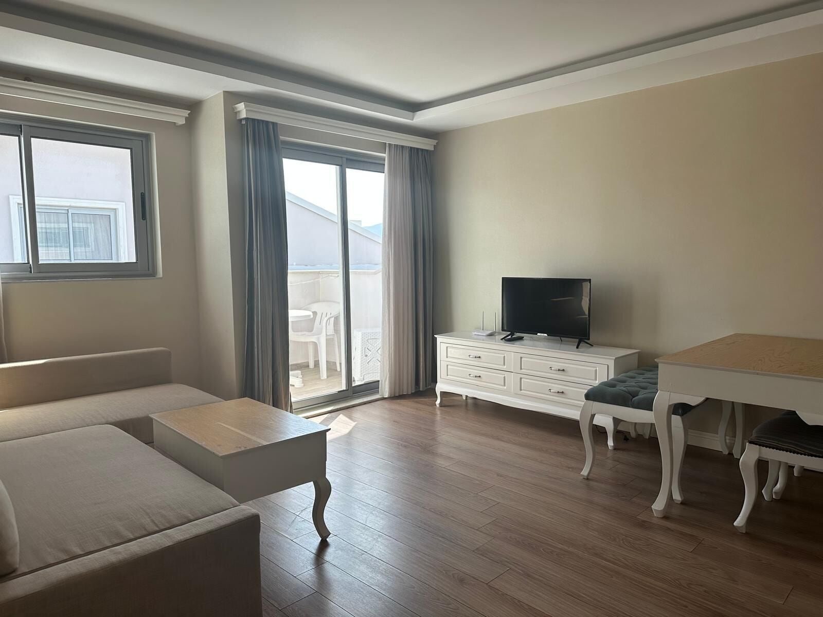 3rd Floor Roof 2 Bedroom Suite | Woonruimte | Een 32-inch ledtelevisie met satellietzenders