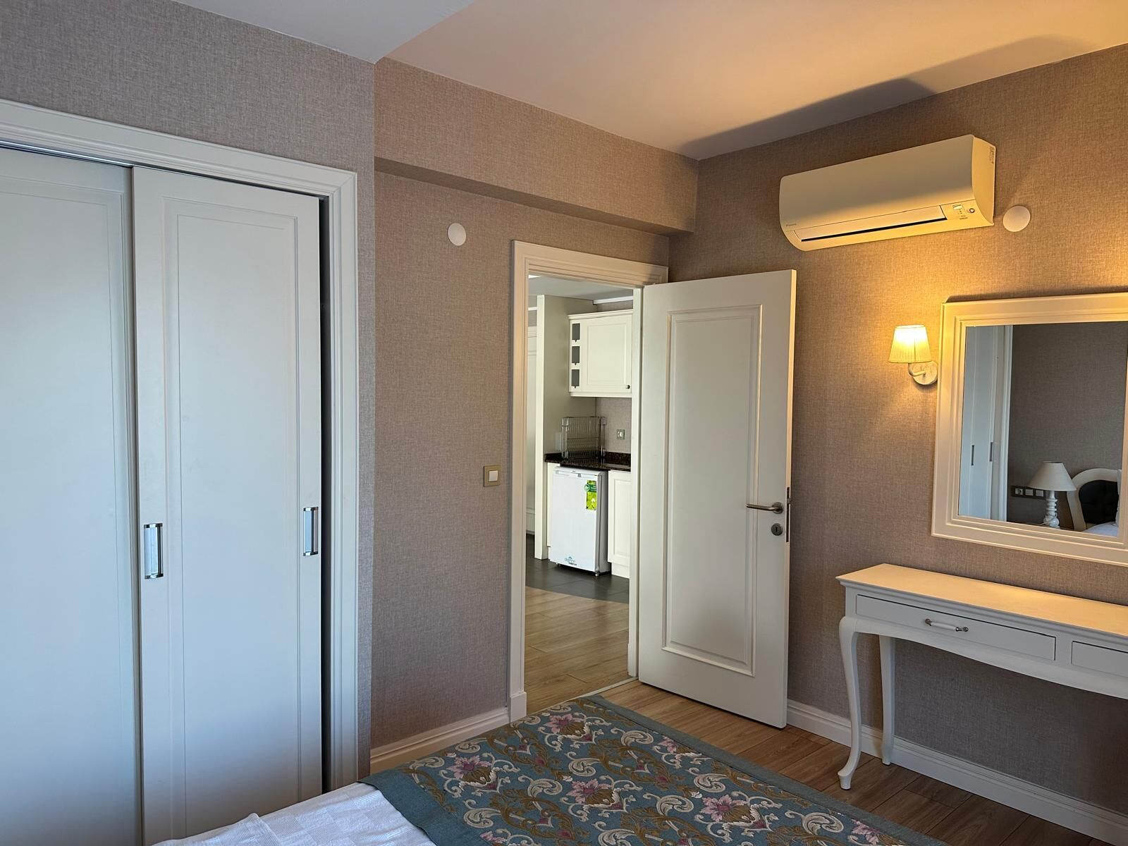Ground Floor 1 Bedroom Suite | Cofres nos quartos, escrivaninha, Wi-Fi de cortesia, roupa de cama
