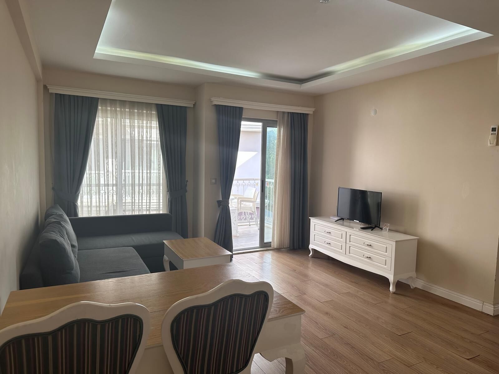 Ground Floor 2 Bedroom Suite | Area keluarga | Televisi LED 32-inci dengan saluran TV satelit