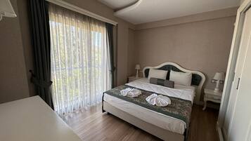 2nd Floor 1 Bedroom Suite | Caja fuerte, escritorio, wifi gratis y ropa de cama