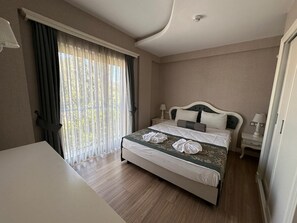 2nd Floor 1 Bedroom Suite | Caja de seguridad en la habitación, escritorio y wifi gratis 