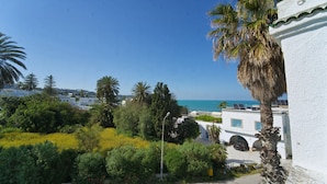 A coastal view with white buildings, palm trees, and a clear sky. - Dar Marsa Cubes 5-suite Serviced Villa Chef Housekeeper La Marsa (La Marsa)