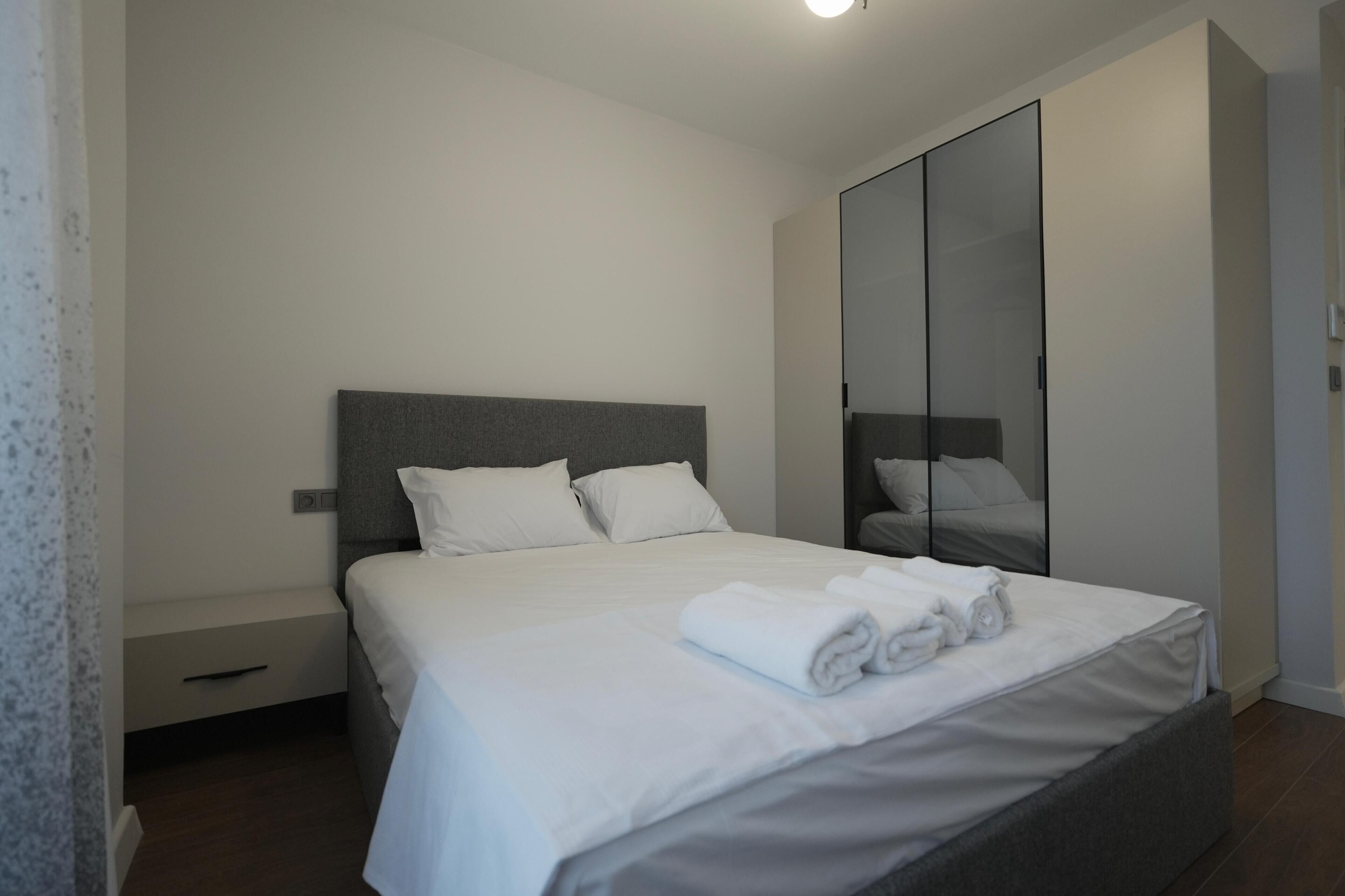 Tabla de planchar con plancha y ropa de cama 
