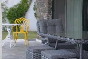 Outdoor dining - Bodrum Yalıçiftlik 4 Ensuite Rooms & Private Pool (Bodrum)