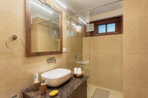 Douche, sĂšche-cheveux, serviettes fournies, savon