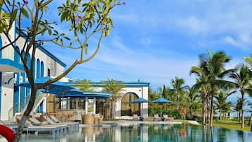 Quầy bar bên hồ bơi