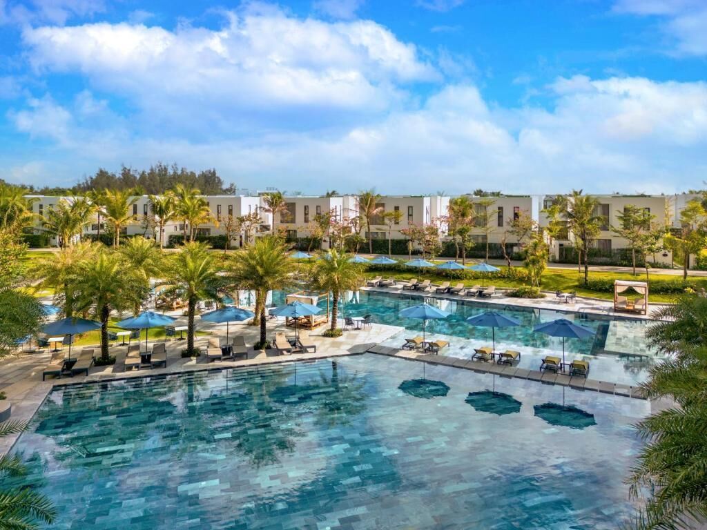 Indoor pool, 3 outdoor pools
