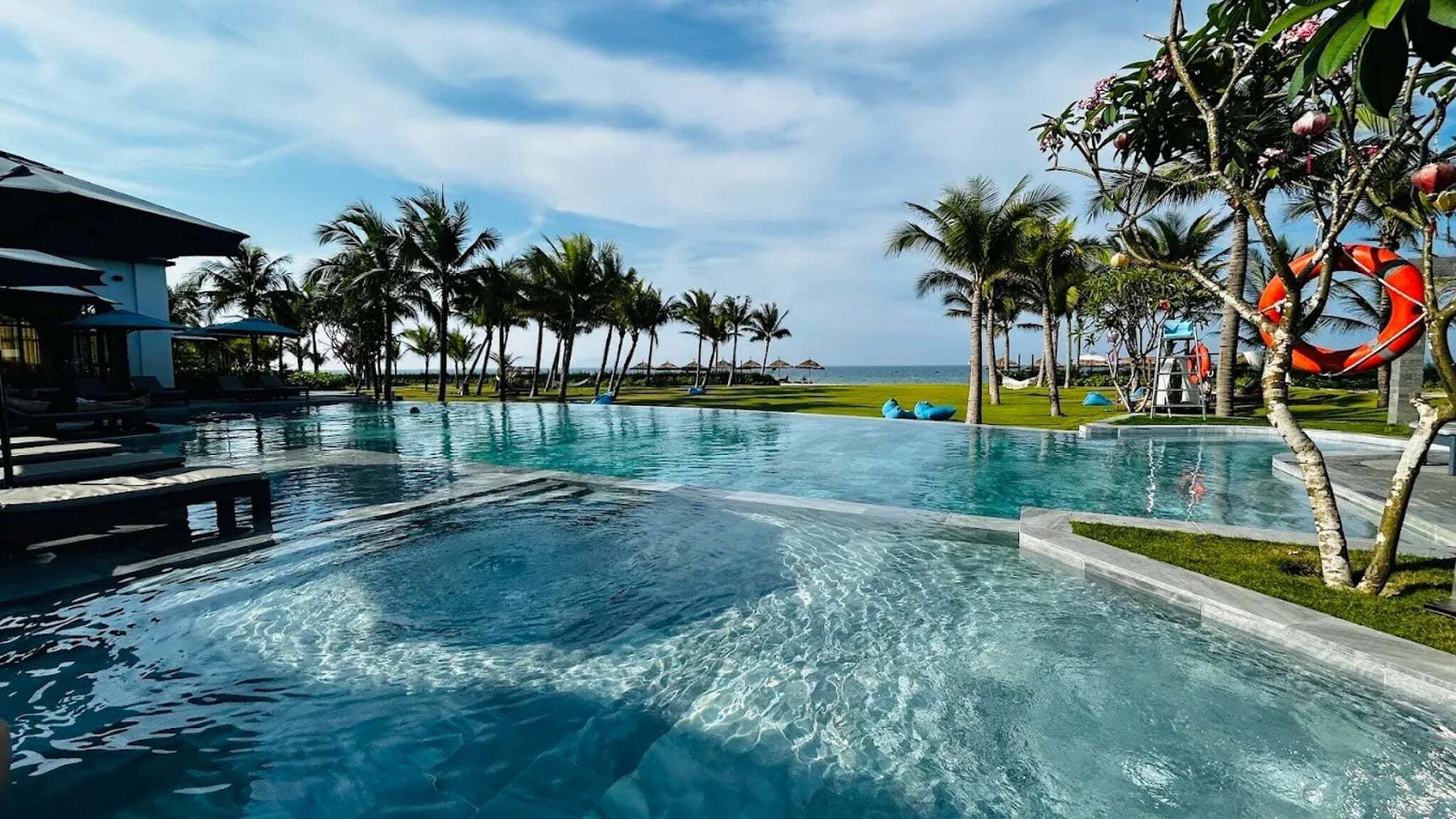 Indoor pool, 3 outdoor pools