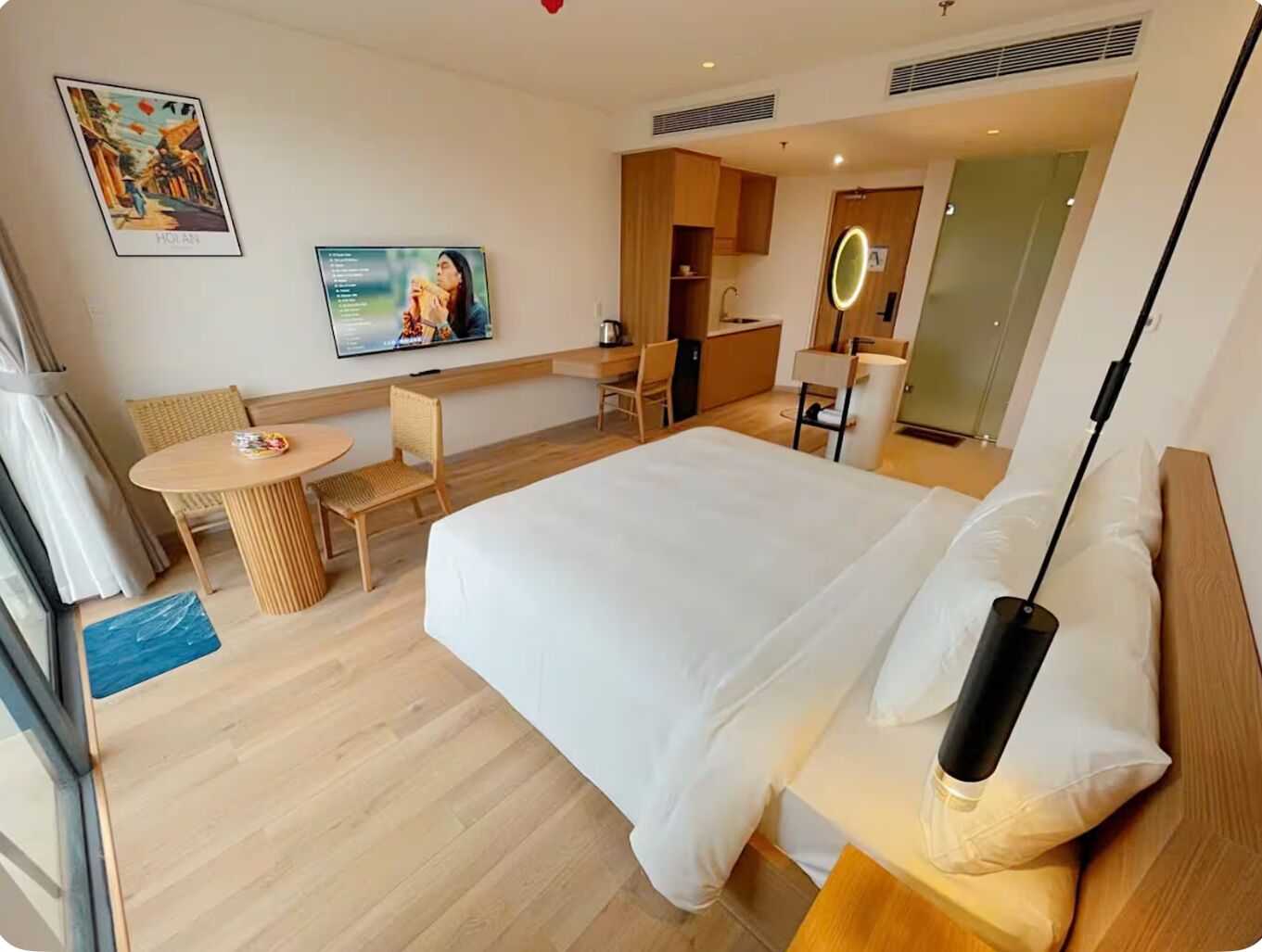 Junior appartement, balkon, uitzicht op resort | Privékeuken | Een kinderstoel, schoonmaakbenodigdheden, keukenrol