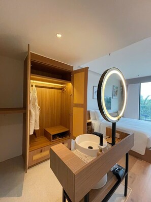 Junior appartement, balkon, uitzicht op resort | Badkamer | Een regendouche, gratis toiletartikelen, kinderbadjassen, pantoffels