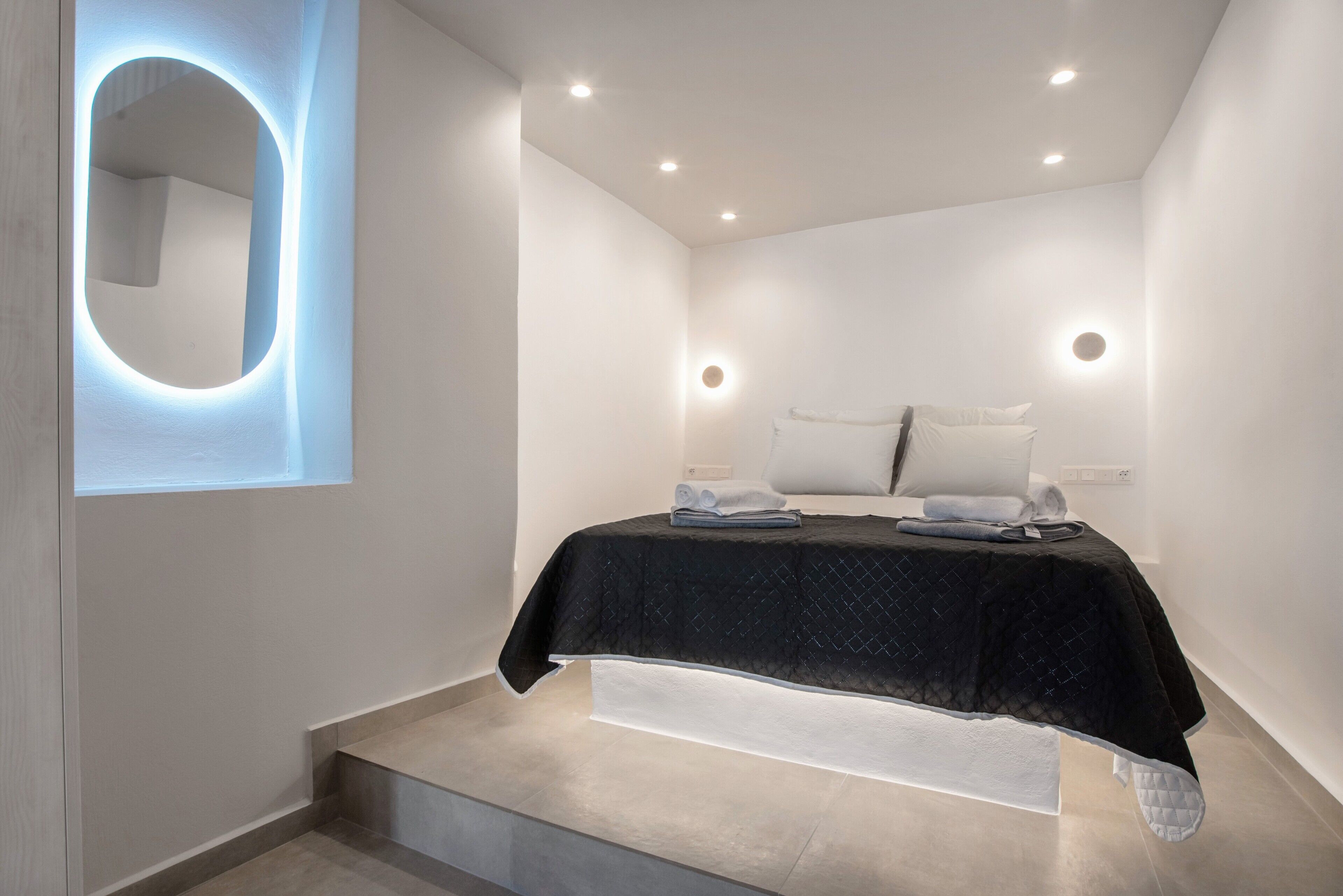 Tabla de planchar con plancha, wifi, ropa de cama
