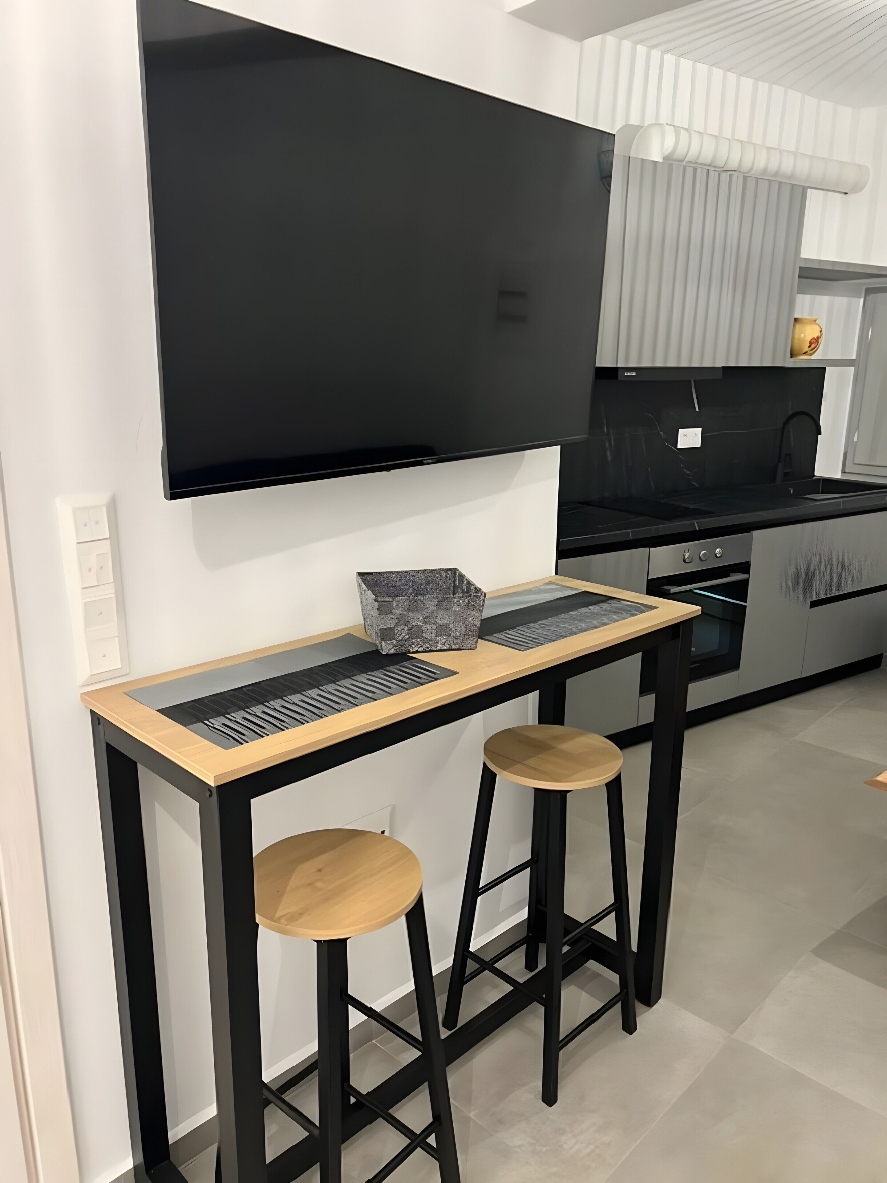 Fridge, oven, stovetop, coffee/tea maker