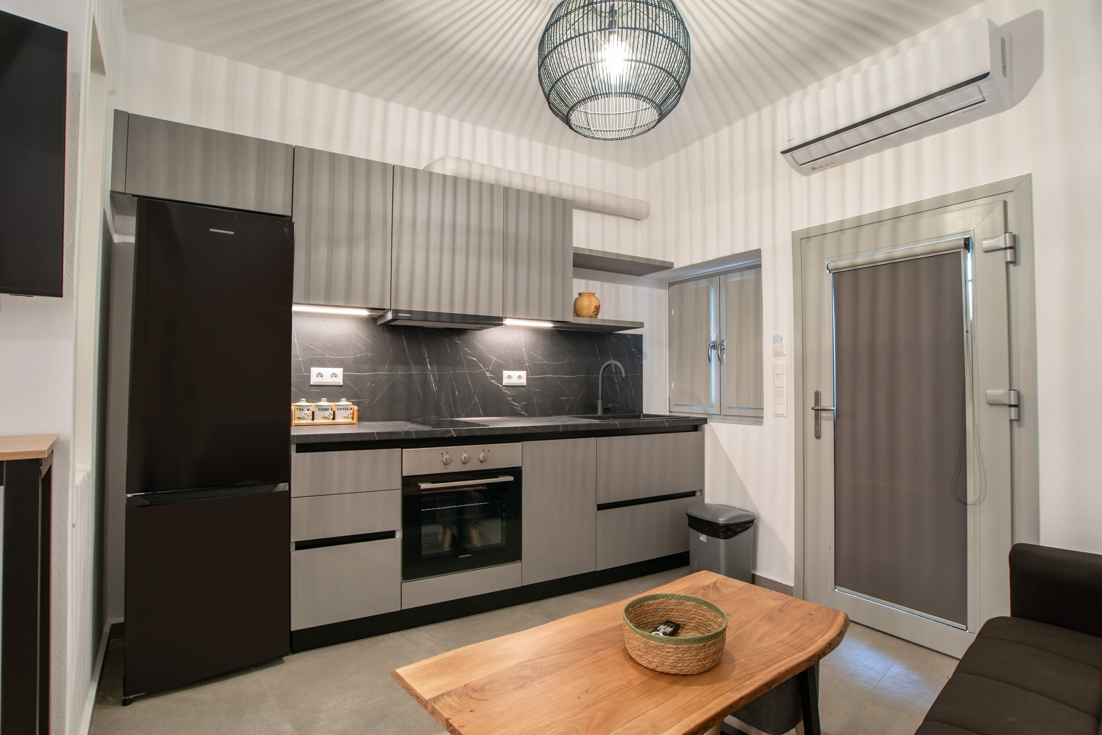 Fridge, oven, stovetop, coffee/tea maker