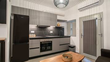 Fridge, oven, stovetop, coffee/tea maker