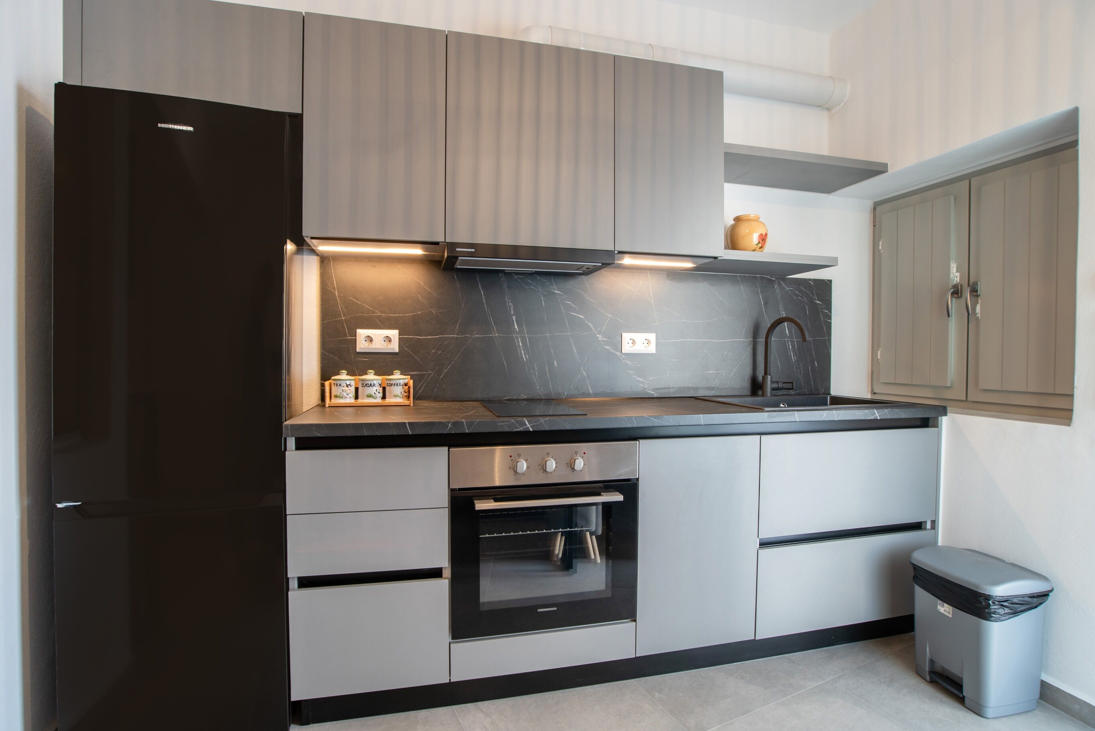Frigorífico, horno, placa de cocina y cafetera o tetera