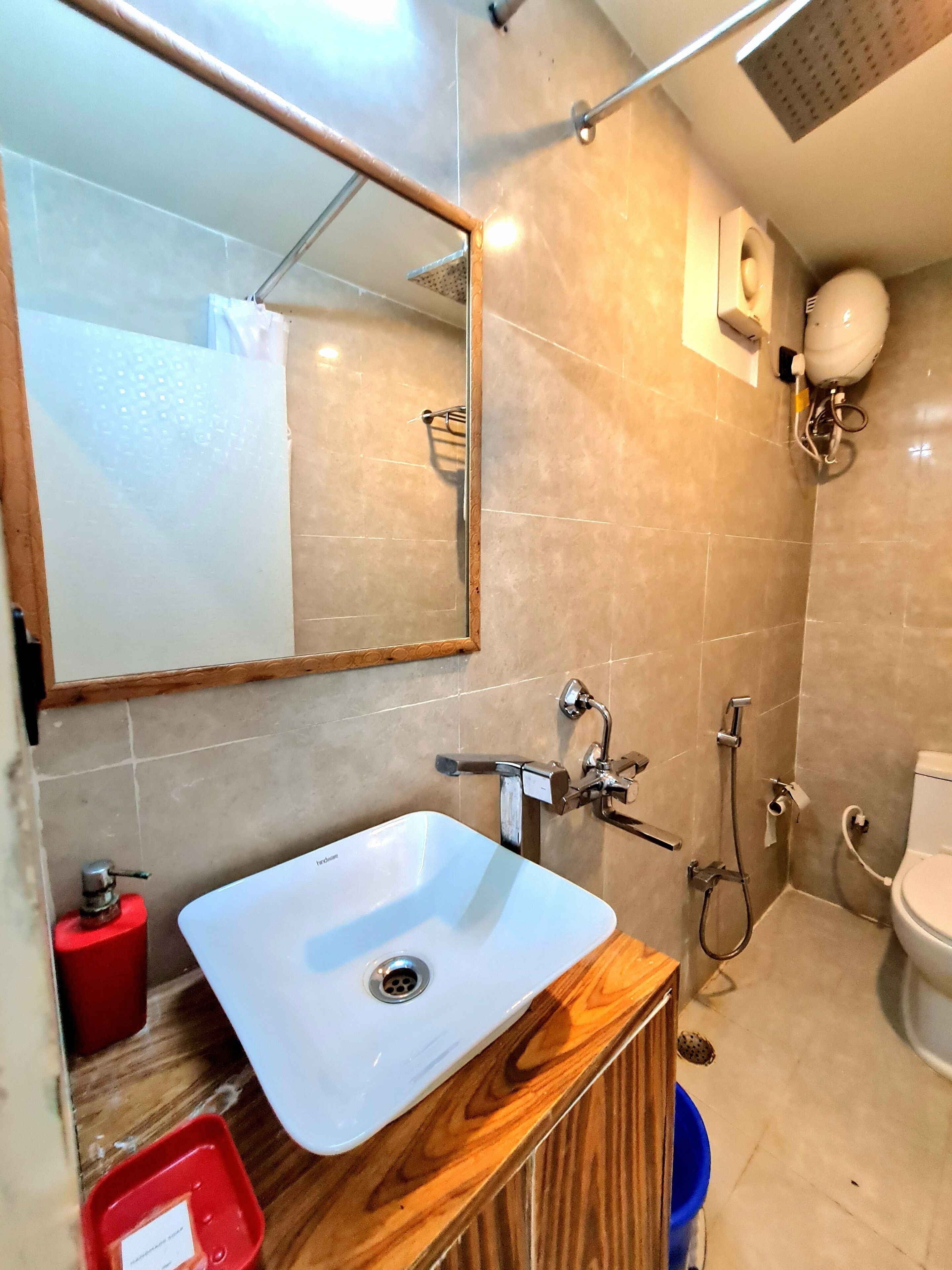 Kamar Double Superior | Kamar mandi | Shower, handuk, sabun, dan sampo