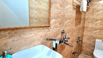Habitación individual superior | Baño | Ducha, toallas, jabón y champú