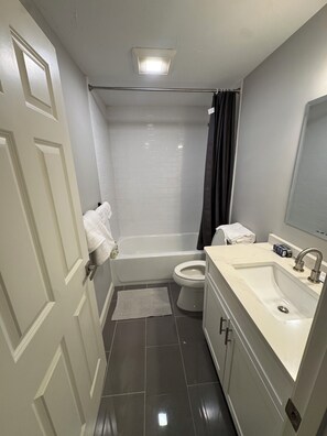 Douche, sèche-cheveux, bidet, serviettes fournies
