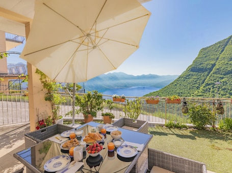Outdoor dining. EnjoyIseoLake - Blooming Lakefront