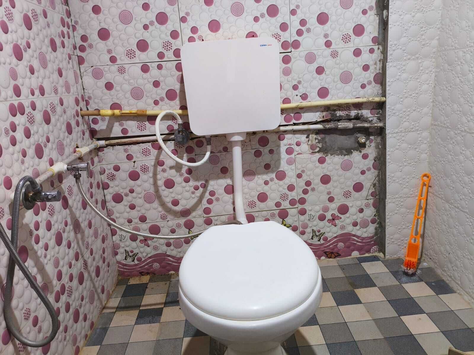 Deluxe kamer | Badkamer | Een douche, handdoeken, zeep, shampoo