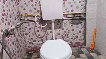 Deluxe kamer | Badkamer | Een douche, handdoeken, zeep, shampoo