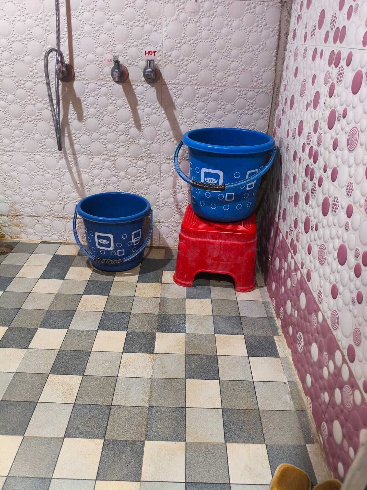 Deluxe kamer | Badkamer | Een douche, handdoeken, zeep, shampoo