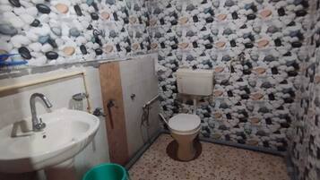 Habitación de lujo con 1 cama doble o 2 individuales | Baño | Ducha, toallas, jabón y champú