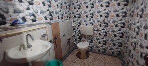 Habitació doble o amb dos llits individuals de luxe | Bany | Dutxa, tovalloles, sabó i xampú 